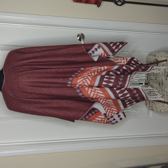 Loft Outlet Reversible Wrap Poncho with Fringe Geometric Print OS - Picture 6 of 14